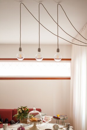 Interior - New, Elegant, with a splash of Glam! Free parking (Venezia)