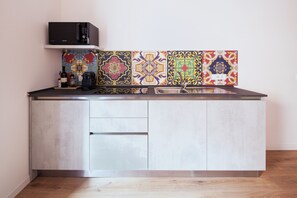 Fridge, microwave, stovetop, dishwasher - New, Elegant, with a splash of Glam! Free parking (Venezia)