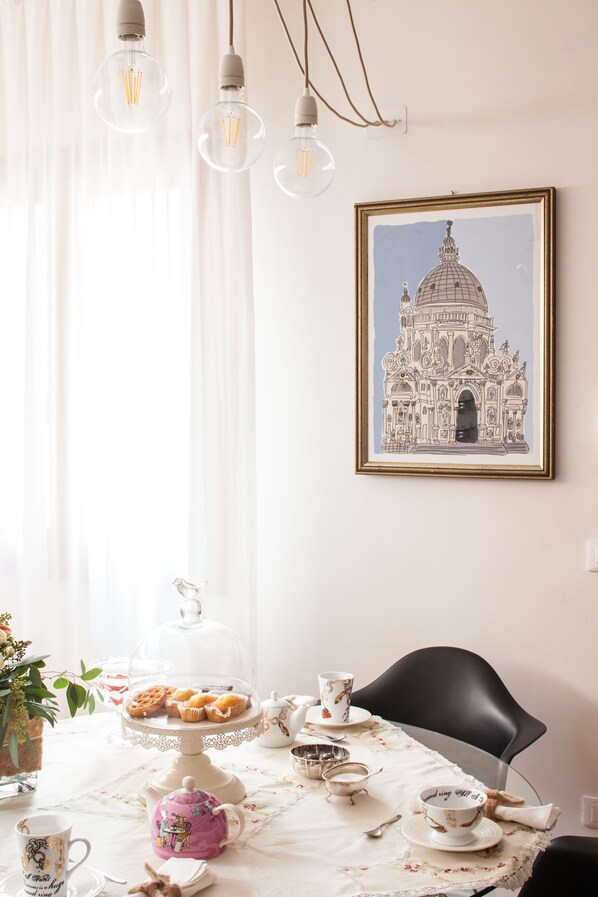 Dining - New, Elegant, with a splash of Glam! Free parking (Venezia)