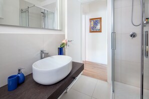 Shower, hair dryer, bidet, towels - New, Elegant, with a splash of Glam! Free parking (Venezia)