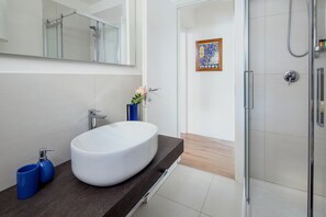 Shower, hair dryer, bidet, towels - Laguna Boutique Apartments | 2-bedroom with patio & parking in Venice Mestre (Venezia)