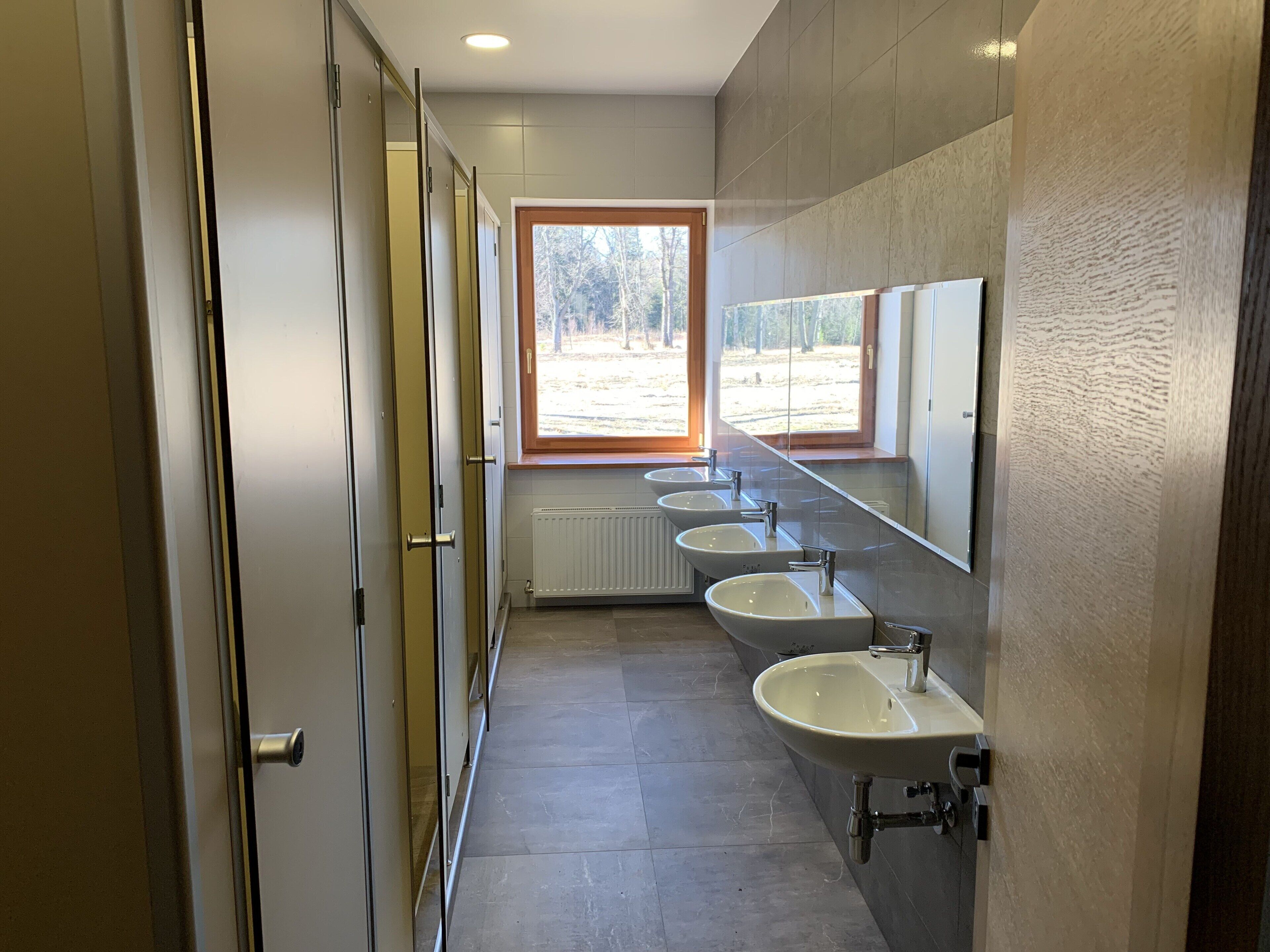 Een douche, een haardroger, handdoeken