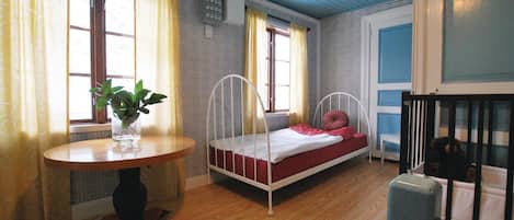 4 Schlafzimmer, Reisekinderbett