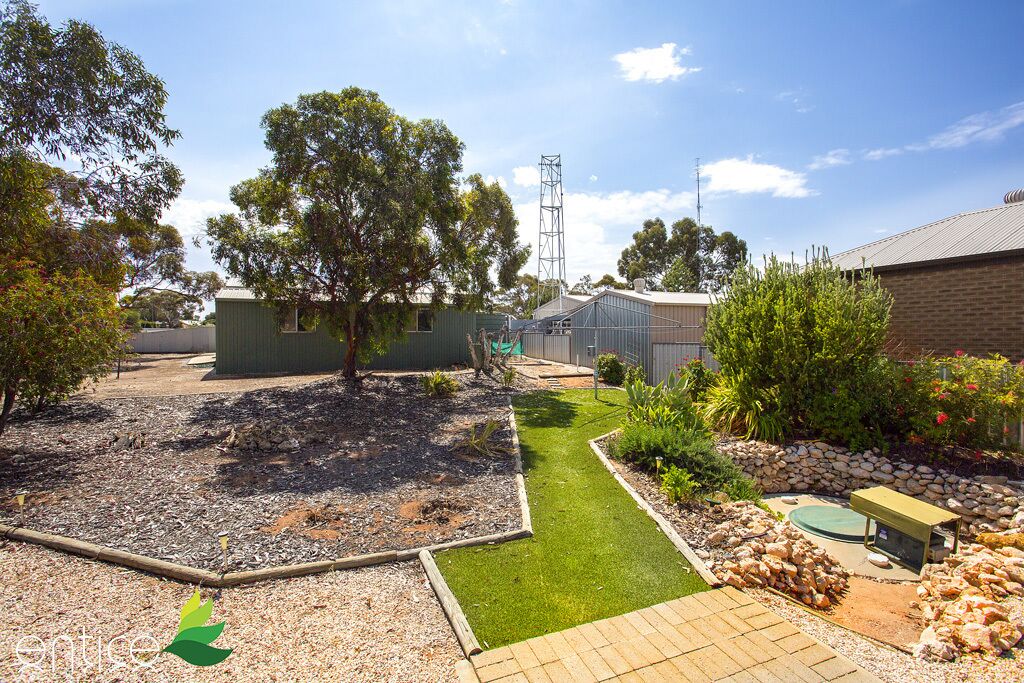 Morgan on the River Murray  with awesome river and scrub views — image 28