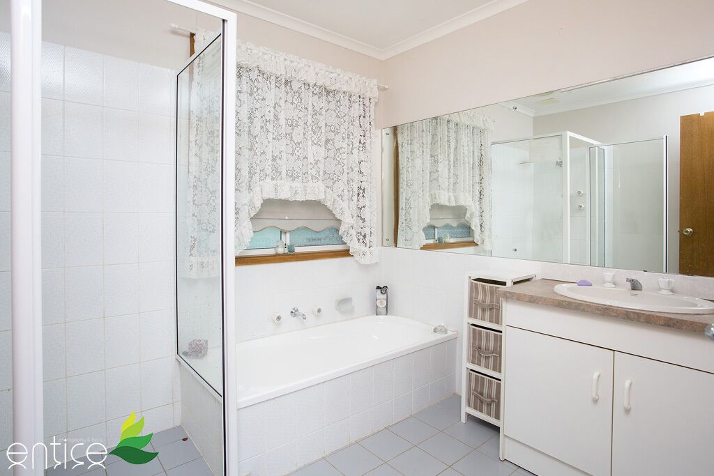 Morgan on the River Murray  with awesome river and scrub views — image 16