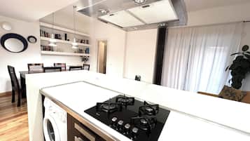 Frigorifero, microonde, forno, piano cottura
