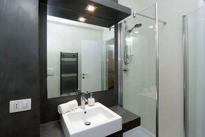 Douche, sèche-cheveux, bidet, serviettes fournies