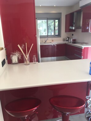 Een microgolfoven, een vaatwasser, een koffiezetapparaat/waterkoker