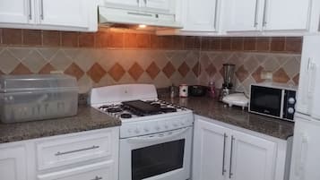 Frigorífico, microondas, placa de cocina y cafetera o tetera