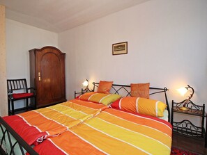 2 bedrooms, iron/ironing board, free WiFi