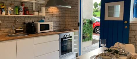 Een koelkast, een magnetron, een oven, een kookplaat