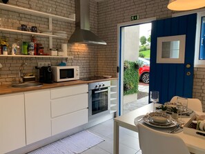 Een koelkast, een magnetron, een oven, een kookplaat