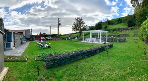 Property grounds - Modern house with indoor garden and large outside garden with barbecue to relax (Feteiras)