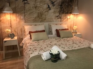 1 bedroom, iron/ironing board, Internet, bed sheets - Modern house with indoor garden and large outside garden with barbecue to relax (Feteiras)