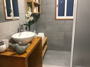 Hair dryer - Modern house with indoor garden and large outside garden with barbecue to relax (Feteiras)