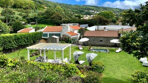 Un quartier résidentiel avec des maisons, une terrasse dotée de mobilier d’extérieur et une piscine.