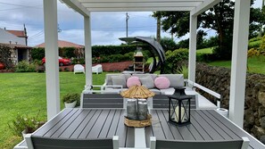 Outdoor dining - Modern house with indoor garden and large outside garden with barbecue to relax (Feteiras)