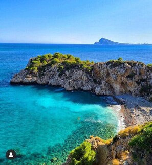 Sur la plage, chaise longue