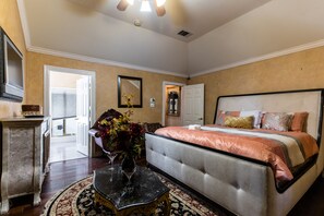 4 bedrooms, desk, iron/ironing board, WiFi - ENJOY RESORT  STYLE LUXURY ACCOMMODATIONS AT THE ESTATE HOME (Mansfield)