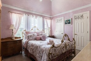 4 bedrooms, desk, iron/ironing board, WiFi