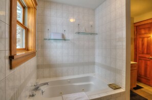 Bathtub, towels