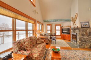 Télévision, cheminée, livres