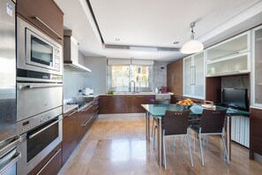 Een koelkast, een microgolfoven, een oven, een kookplaat