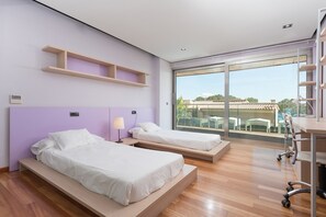 4 bedrooms, iron/ironing board, travel cot, free WiFi