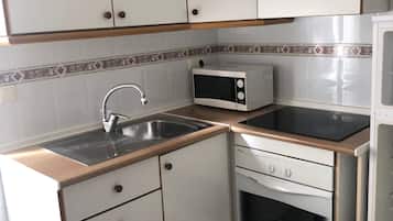 Een koelkast, een microgolfoven, een waterkoker