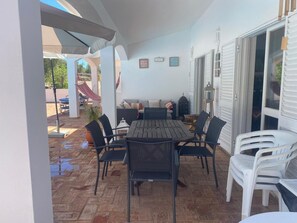 Outdoor dining - Villa with private pool situated in a peaceful location with nice garden (Faro)