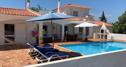 Kaunis huvila yksityinen uima-allas, terassi, puutarha ja leikkipaikka