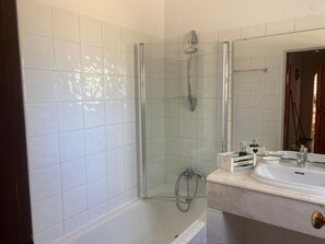 Combined shower/bathtub, hair dryer, bidet, towels