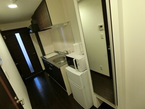 冰箱、微波炉、电热水壶、厨具/餐具