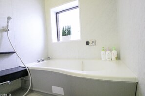 ヘアドライヤー、タオル、石鹸、シャンプー