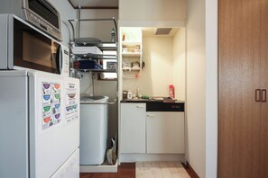 冷蔵庫、電子レンジ、コンロ、コーヒー / ティーメーカー