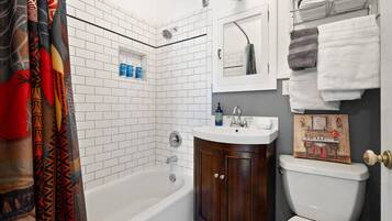 Een haardroger, handdoeken, shampoo