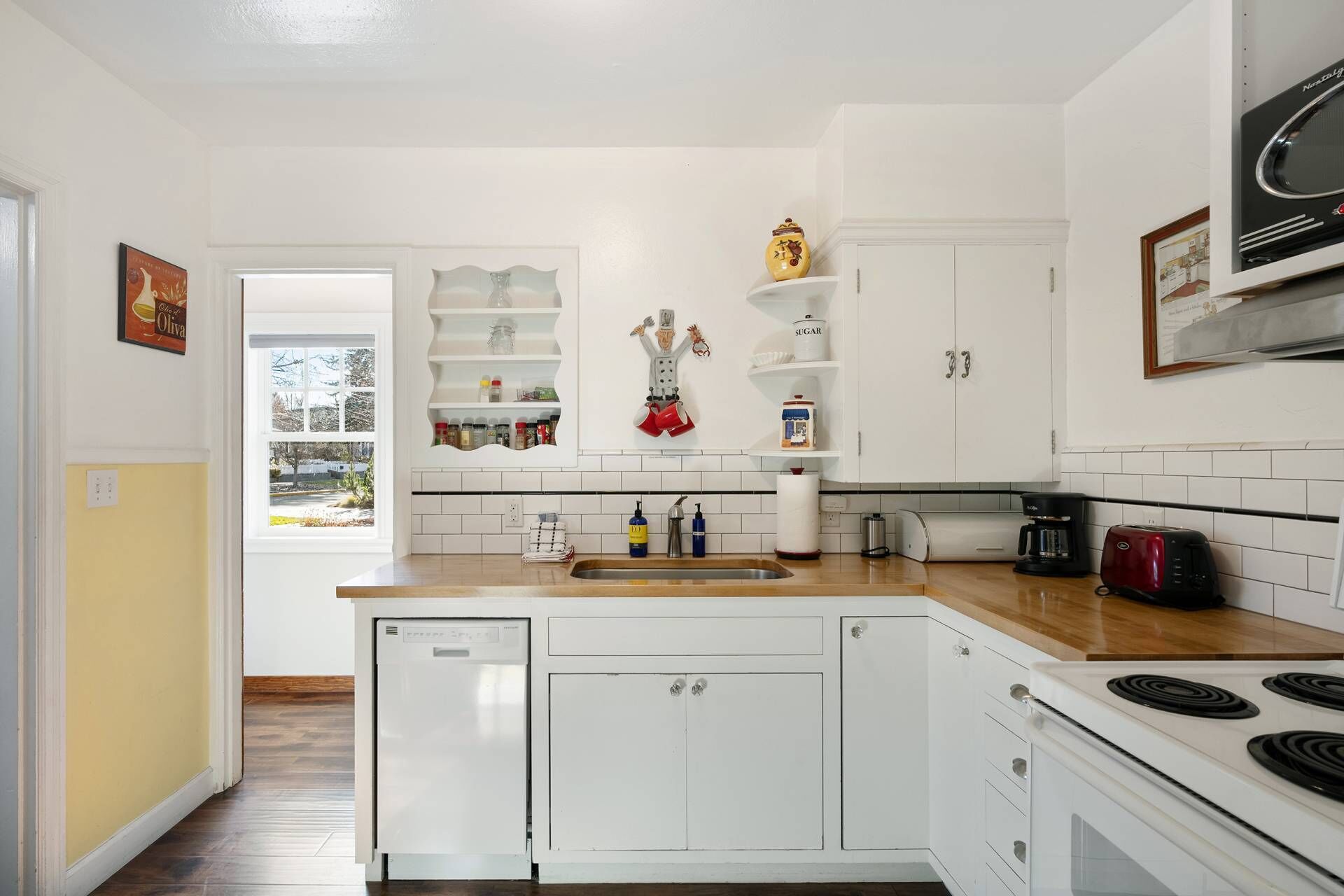 Jääkaappi, mikroaaltouuni, uuni, liesi