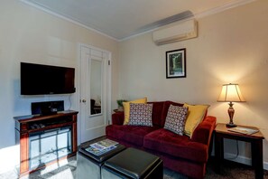 Smart TV y chimenea