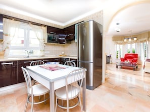 Mikrowelle, Ofen, Geschirrspüler, Hochstuhl