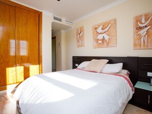 5 bedrooms, travel cot, free WiFi