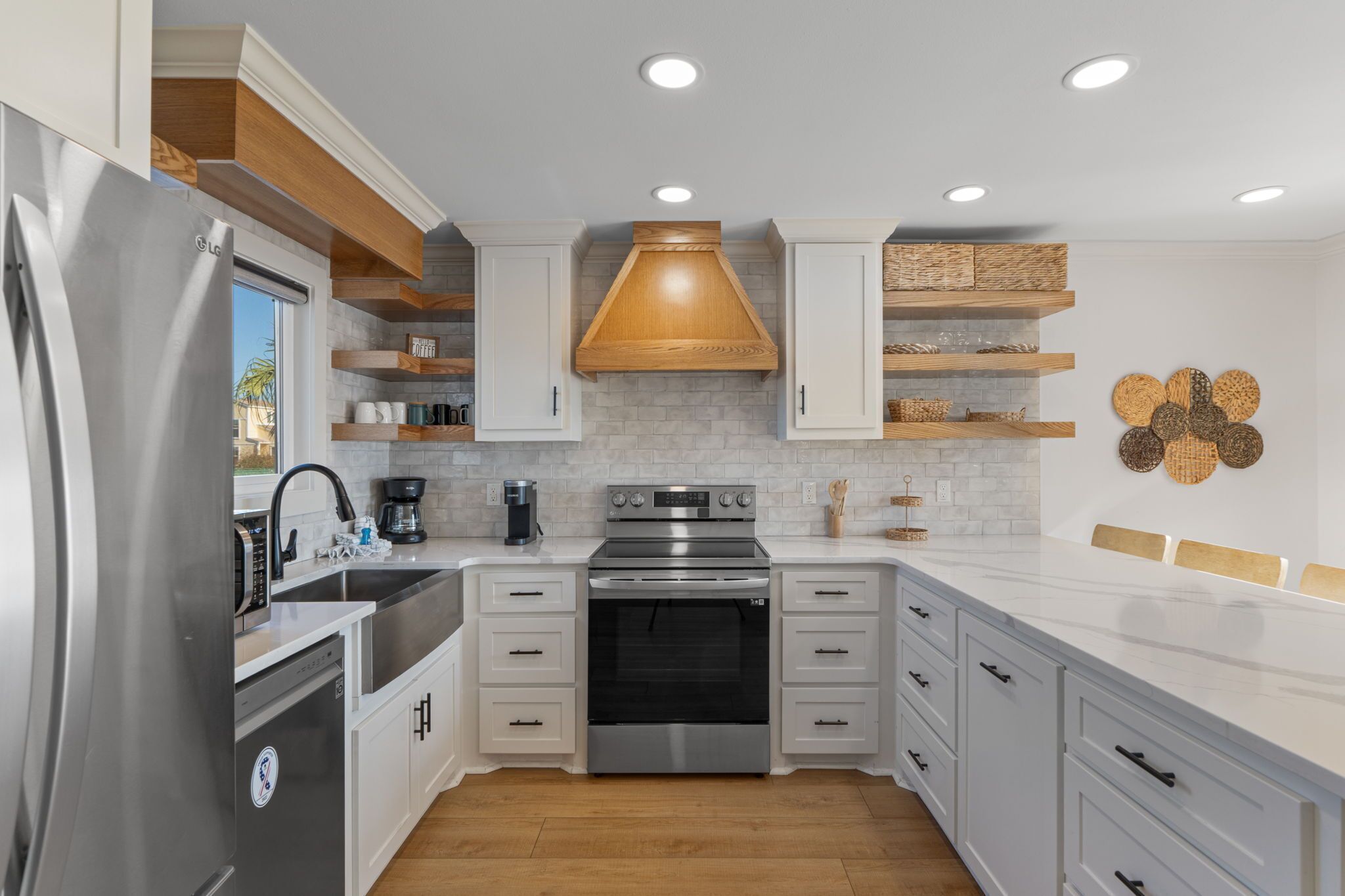 Kjøleskap, mikrobølgeovn, ovn og kokeplater