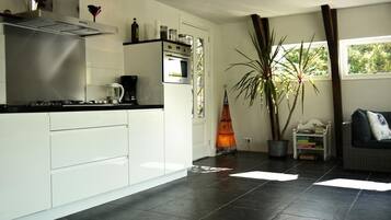 Een koelkast, een magnetron, een vaatwasser