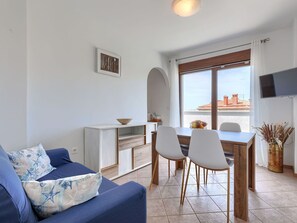 TV - Cosy apartment for 4 guests with WIFI, A/C, TV and terrace (Umag)