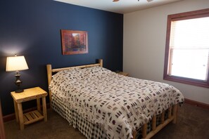 7 slaapkamers, een bureau, een strijkplank/strijkijzer, reisbedje