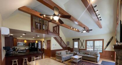 Lake Walk Lodge : Sonos, Sauna, Shuffle Board, Hot Tub, Game Rm, EV charge, 6+ B