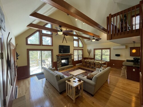 Lake Walk Lodge : Sonos, Sauna, Shuffle Board, Hot Tub, Game Rm, EV charge, 6+ B