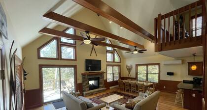 Lake Walk Lodge : Sonos, Sauna, Shuffle Board, Hot Tub, Game Rm, EV charge, 6+ B