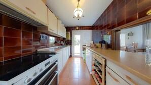 Une cuisine moderne dotée d’une grande cuisinière, d’un four et d’un meuble à vin.
