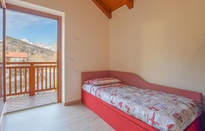 2 bedrooms, travel cot, free WiFi, bed sheets