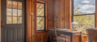 The Treehouse - A Hill Country Gem in the Lost Maples Region!